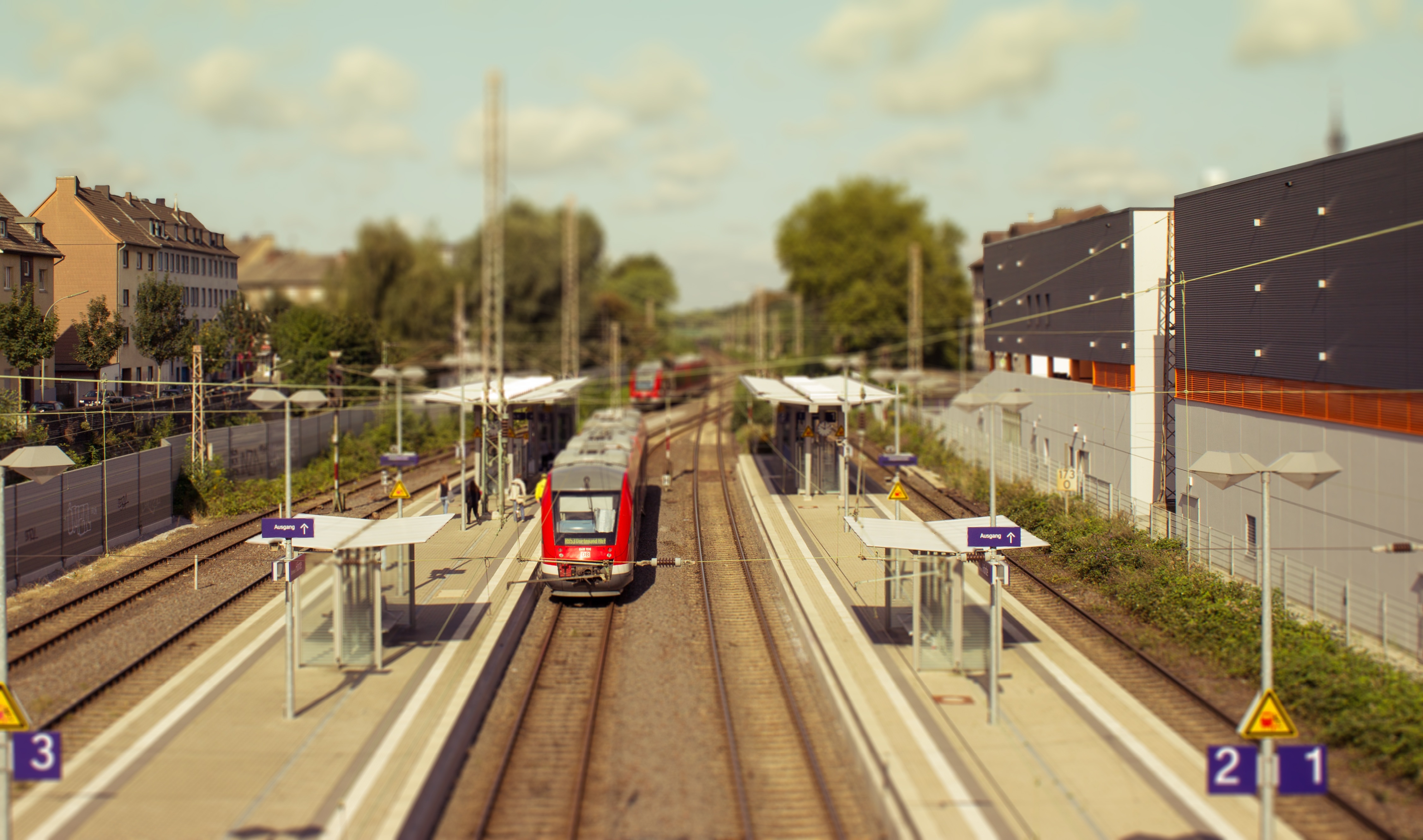 Verbindungen ab Dortmund prüfen am Dortmund Hauptbahnhof mit Zug und Bahnsteigen